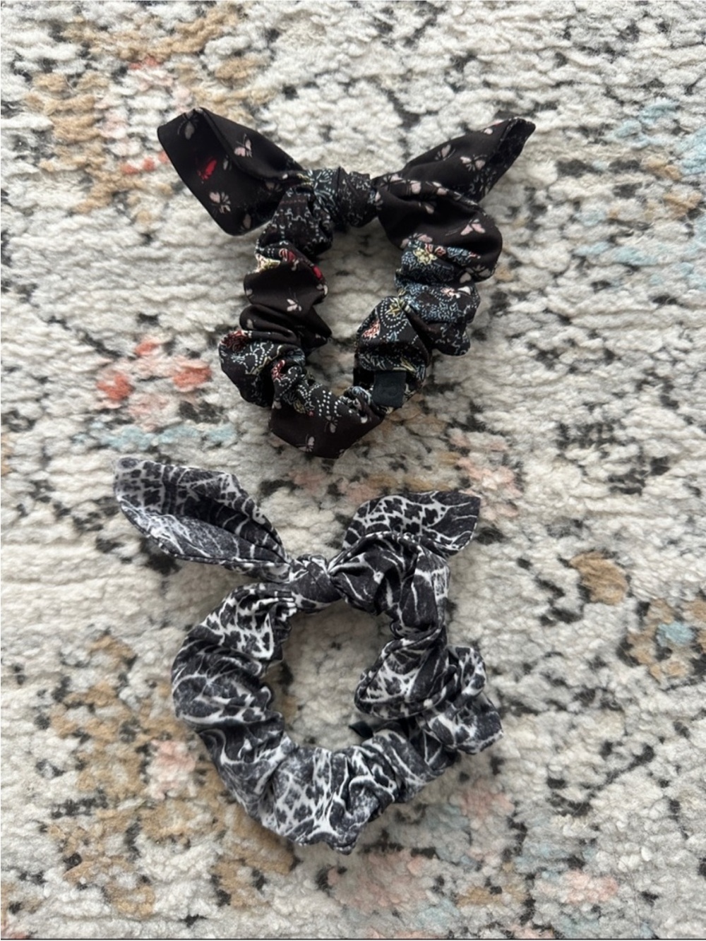 Bundle (2x) of Black Lululemon Tie Scrunchies